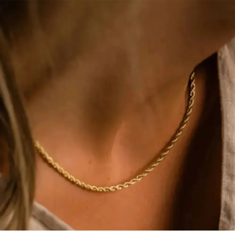 Cordell halsband, passar till både tjej och kille. Doppad i 18k guld.. Accessoarer.