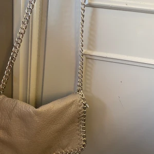 Äkta Tiamo väska - Tiamo väska i väldigt fint skick, säljer då den inte kommer till användning!🤍  Nypris 550 Säljer för 300kr