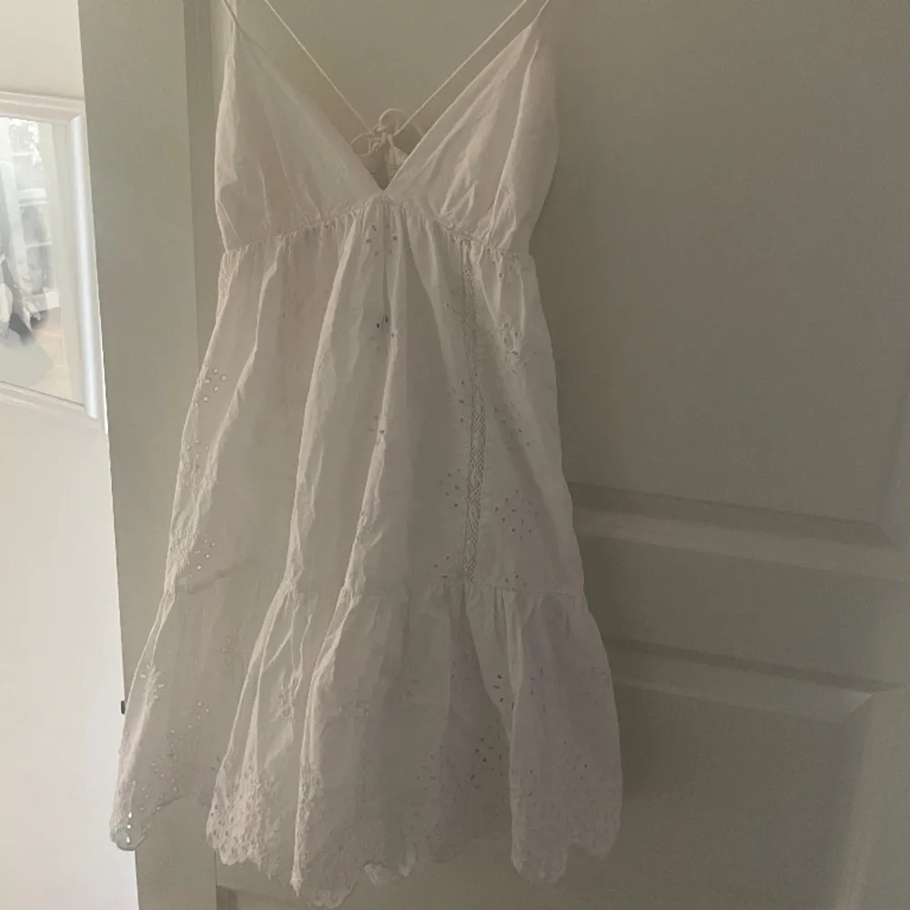 Säljer nu min super fina Zara klänning då den inte kommer till användning längre. Sparsamt använd! 🤍 Storlek S  . Klänningar.