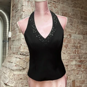 Halterneck topp - Halterneck topp med paljetter och pärlor 🖤 står storlek 12. Sitter som en M