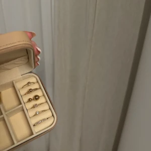 Ringar - Ringar i storlek 17, några går att justera lite. Blir inte missfärgade. Bara testade så bra skick. Skriv privat vid intresse💕en för 15kr eller alla för 75kr