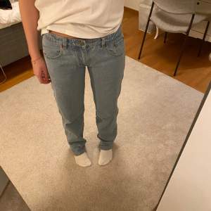 Low waist omsydda jeans i lose fit från Motel Rocks. Jag är 173 och de är låga på mig