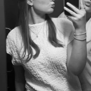 Vit topp zara - Vit topp från zara som inte kommer till användning!❤️storlek S men skulle kunna passa xs-m beroende på passform!