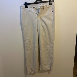 Vita jeans  - Hej, säljer ett par helt nya oanvända jeans med tagg kvar, köpt hos Cambio. Säljer dessa för jag har bytt still och dessa byxor aldrig kom till användning