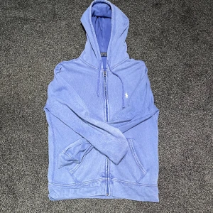 Stil ren Ralph lauren hoodie - Ralph lauren tröja storlek S, bra skick inte använt mycket, skriv frågor om du undrar över något 