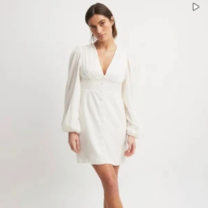 Studentklänning - Säljer nu denna superfina klänningen som jag fick hem nu i mars. Tänkte ha den som studentklänning, men tyvärr passade den inte och returtiden har gått ut. Klänningen har lapparna kvar och är i originalförpackningen! Nypris är 599kr💕💕