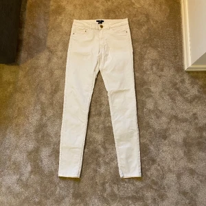 Byxor - Vita jeans med guld detaljer🤍💛