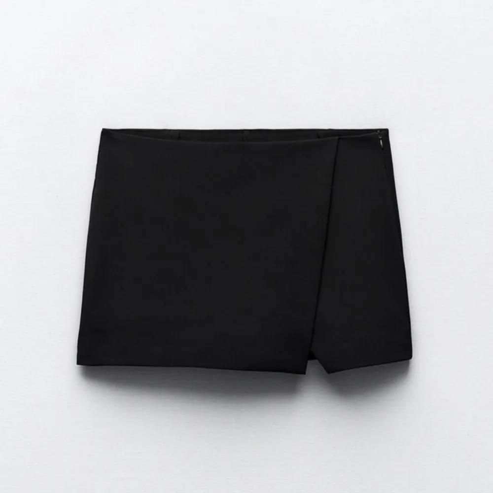 Säljer denna super fina svarta kjolen från zara i storlek xs, perfekta svarta kjolen!!😍💞🫶🏼använd endast en gång😊. Kjolar.