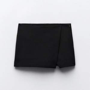 Säljer denna super fina svarta kjolen från zara i storlek xs, perfekta svarta kjolen!!😍💞🫶🏼använd endast en gång😊