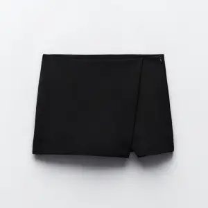 Säljer denna super fina svarta kjolen från zara i storlek xs, perfekta svarta kjolen!!😍💞🫶🏼använd endast en gång😊