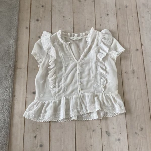 Söt blus från H&M - Fin blus från H&M som är i bra skick. Den är inte använd så mycket och inga defekter. Jag säljer den för att den är lite stor. Blusen är lite genomskinlig så jag rekommenderar att ha en ljus top under💕