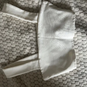 Vit topp - Topp från Zara, tjockt tyg, inte genomskinlig, strl S. Använd ca 2 gånger