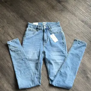Säljer dessa skinny jeans från lager 157. Aldrig använda.  Skriv privat för fler bilder. Frakt ingår inte i priset.