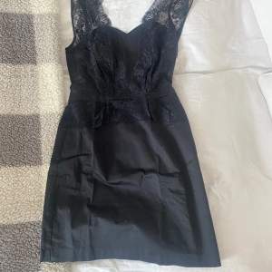 Snygg svart klänning, köpt second hand i fint skick!
