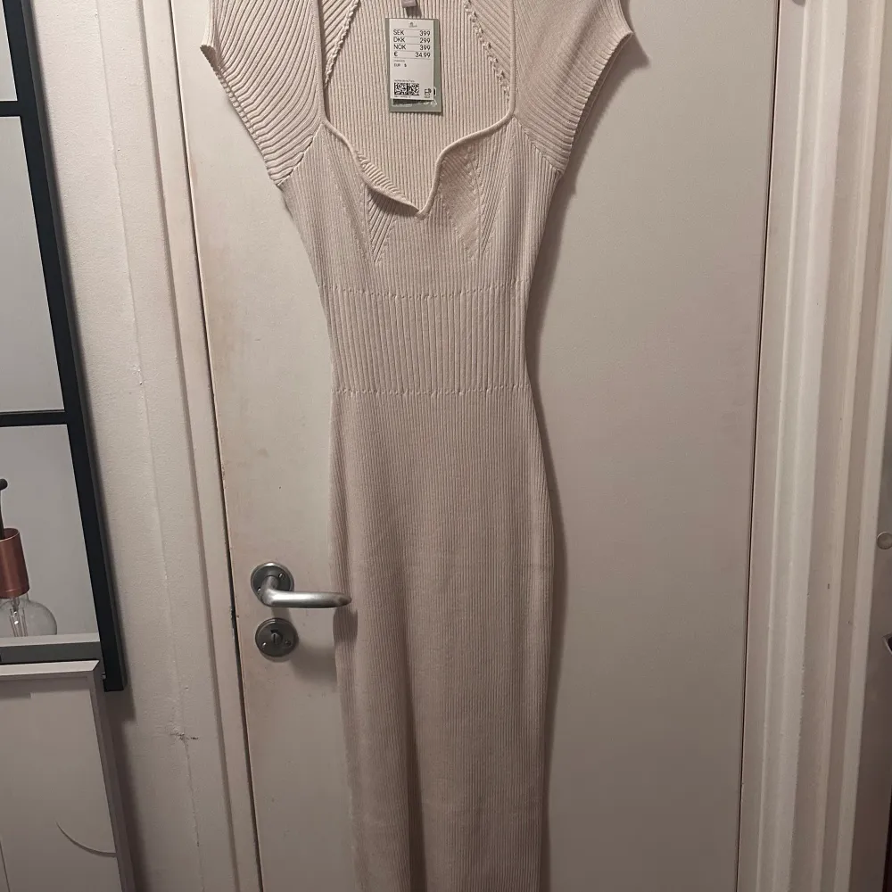 Rensar garderoben hemma och har en hel del helt oanvända klänningar som vill ha en ny ägare.  Nypris: 399. Klänningar.