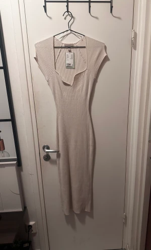 Ribbstickad klänning - Rensar garderoben hemma och har en hel del helt oanvända klänningar som vill ha en ny ägare.  Nypris: 399