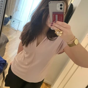 Ljusrosa Topp - Jätte söt ljusrosa top, fint skick. Säljs pågrund av att den inte kommer till användning, skriv om ni undrat nått😊