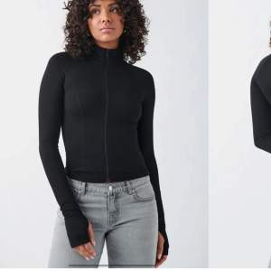 Populär zip tröja i strl S. I superfint skick, inköpt nyss men är för liten därför jag säljer. Säljer för 250 plus frakt. Köp gärna via ”köp nu” 💘