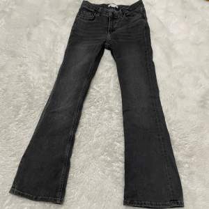 Svart gråa jeans från Gina Tricot🩶🖤lågmidjade och bootcut 🩶🖤