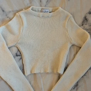 Stickad croptop - En superfin vit croptop i storlek XS från Madlady i Nina Grimsells kollektion. 