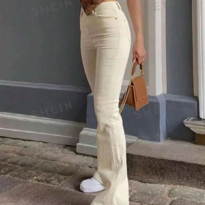 Beiga jeans - Jättefina beiga jeans från shein, säljer då dom va för korta för mig💕