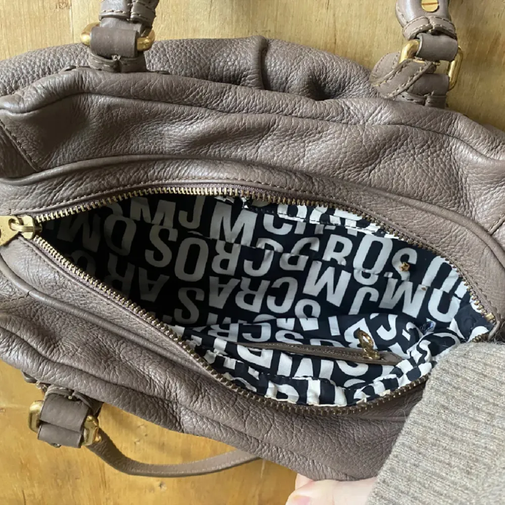 Säljer min Marc Jacobs väska som är i nyskick💗 den är knappt använd och är supersnygg till allt!! Den är i en mörkare beige/grå nästan ljusbrun färg. Väskor.