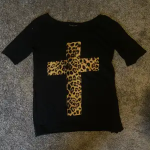 Jätte cool t-shirt med ett leopard kors på! Den är köpt second hand❤️