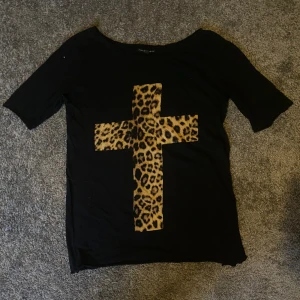 Leopard kors - Jätte cool t-shirt med ett leopard kors på! Den är köpt second hand❤️