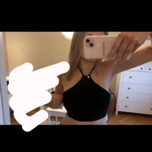 Topp - Från Gina aldrig använd, knytningi ryggen🖤