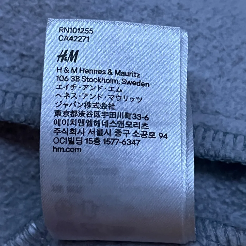Grå basic zip hoodie från H&M som är i väldigt bra skick och har inga defekter. . Hoodies.