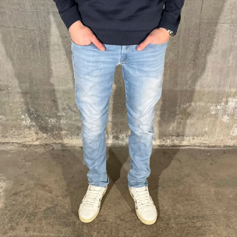 Replay anbass jeans i färgen ljus blå. Storlek 30/32 och modellen på bilden är 178 cm. Fint skick, köp för endast 599kr. Jeans & Byxor.