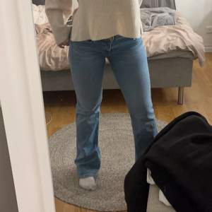 Skit snygga jeans från zara som inte längre säljs! Jag säljer för att de inte längre passar mig🥰