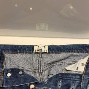 Ett par mörk blåa acne jeans skick 8/10 inga tydliga flaws har slim fit dom passform 