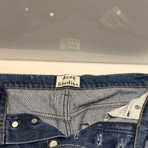 Acne jeans  - Ett par mörk blåa acne jeans skick 8/10 inga tydliga flaws har slim fit dom passform 