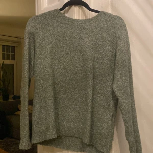 Stickad tröja  - Säljer min gröna stickade från vero moda, Använd 1 gång