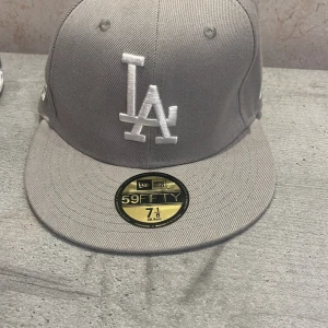 Grå LA keps  - Säljer denna gråa LA keps använd bara ett fåtal gånger 