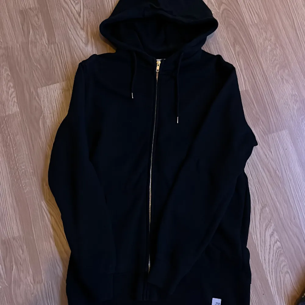 Svart solid hoodie helt ny skick 10/10 i storlek L. Kan gå ner i pris vid snabb affär. Hoodies.