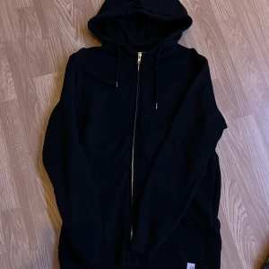 Solid hoodie - Svart solid hoodie helt ny skick 10/10 i storlek L. Kan gå ner i pris vid snabb affär