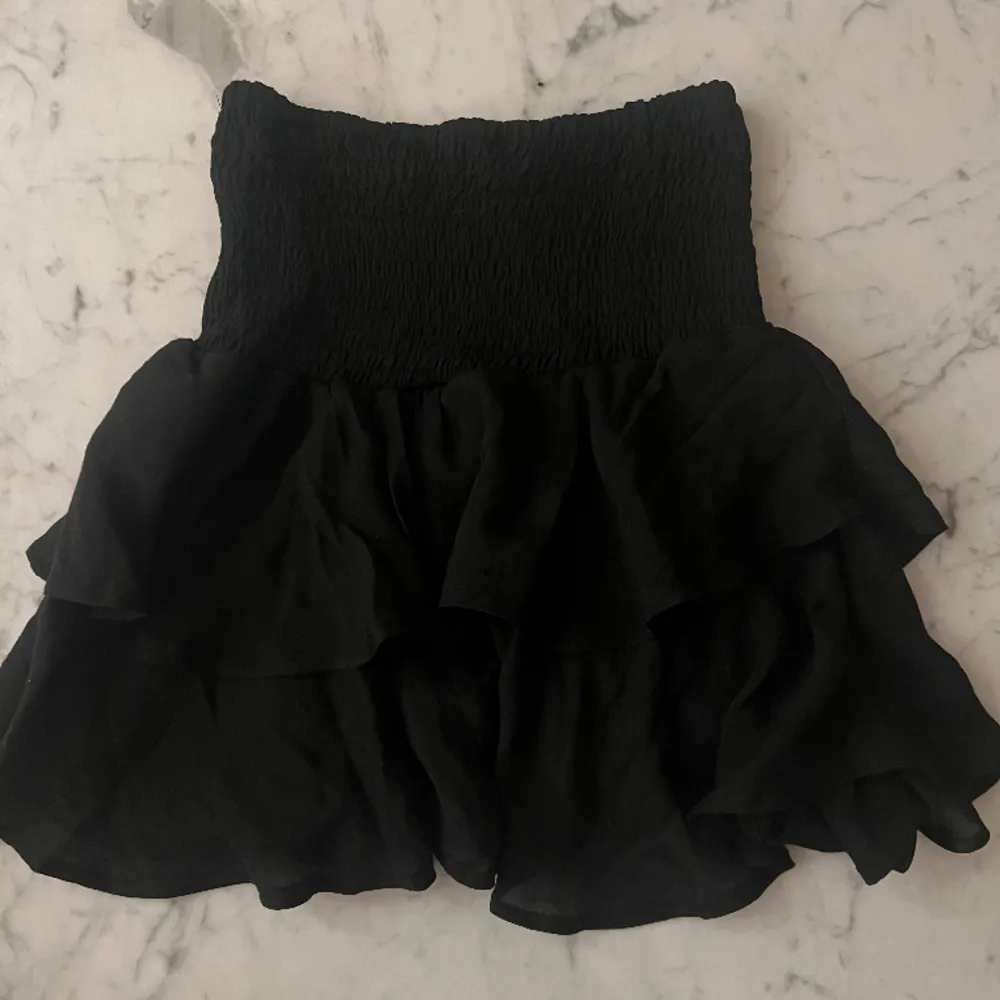 Ny svart volangkjol från Shein. Använder inte därav säljer jag. Strl xs men stretchig i tyget 💕. Kjolar.