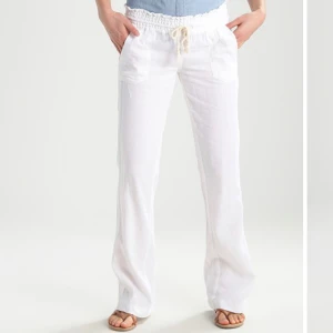 Roxy linnebyxor - Säljer dessa vita linnebyxor från Roxy. Dom är lågmidjade och är i storlek S🤍