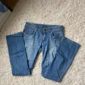 Super snygga lågmidjade jeans från Armani. De är super stretchiga och sköna och sitter snyggt på. Jätte fint skick, inga defekter. Midjemått: 40cm rakt över, innerbenslängd: 80cm