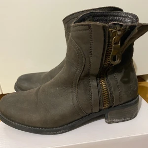 Boots i äkta läder - Boots i äkta läder från. Ten Points. Bra använt skick. Finns en liten skavank, se sista bild. 