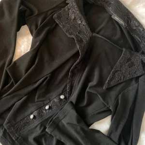 Svart topp - Säljer denna jätte fina och unika toppen. Jätte skönt/stretchigt material o coola detjaljer😍🌸