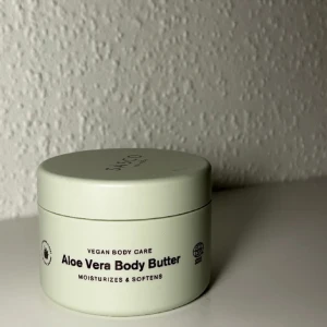 Body butter💕 - En härlig och tjock body butter. Har testat den en gång men den är i bra skick och ser fräsch ut, hör av dig vid fler bilder! Har inte kommit till användning och därför säljer jag. Luktar mycket gott. Nypris 80kr, mitt pris 39. Kan diskutera priset🫂🥰