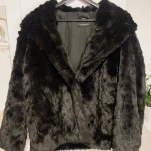 Zara Pälsjacka  - Jättefin pälsjacka från zara. Oanvänd och fint skick. Stolek XL🤍 Pris kan diskuteras😁