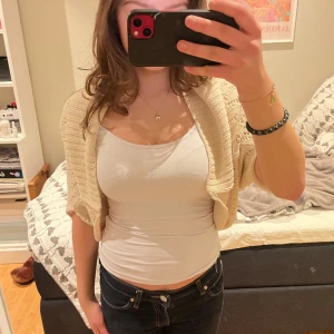 Beige bolero  - Super fin bolero som jag ej får användning av. Passar allt från S-M.