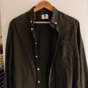 Skjorta sixten NN07 M - En gråsvart skjorta från NN07. Perfekt casual för kontorsjobb eller afterwork. 