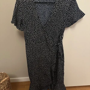 Klänningar vero moda - Säljer två likadana omlottklänningar, en röd (storlek s aldrig använd) och en mörkblå (storlek xs). Säljer båda för 250 eller en för 150😊