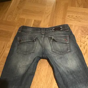 Skit snygga bootcut jeans med röda detaljer som jag säljer då de inte kommer till användning. Lite slitningar i hälen (skriv för blir bilder) Midjemått: 43cm, Innerbenslängd: 77cm!! Använd gärna köp nu 💝