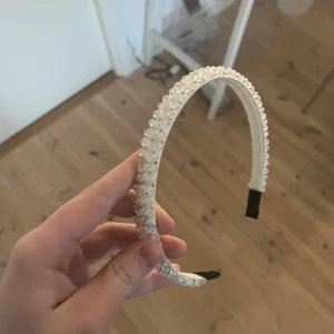 Vitt dekaden🤍 - Säljer nu mitt fina vita diadem💞inte använt alls mycket🩷fler bilder kan skickas och pris kan diskuteras!!!